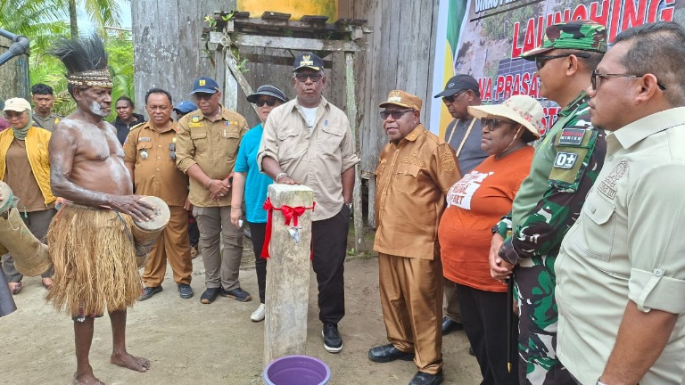 Bupati dan Wabup Mimika Resmikan Penggunaan Air Bersih di Amar, PUPR Laporkan 213 Sambungan Rumah Terpasang