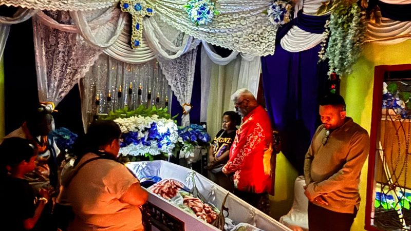 Bupati Mimika Melayat ke Rumah Duka Tokoh Muda Amungme, Almarhum Michael Kuum