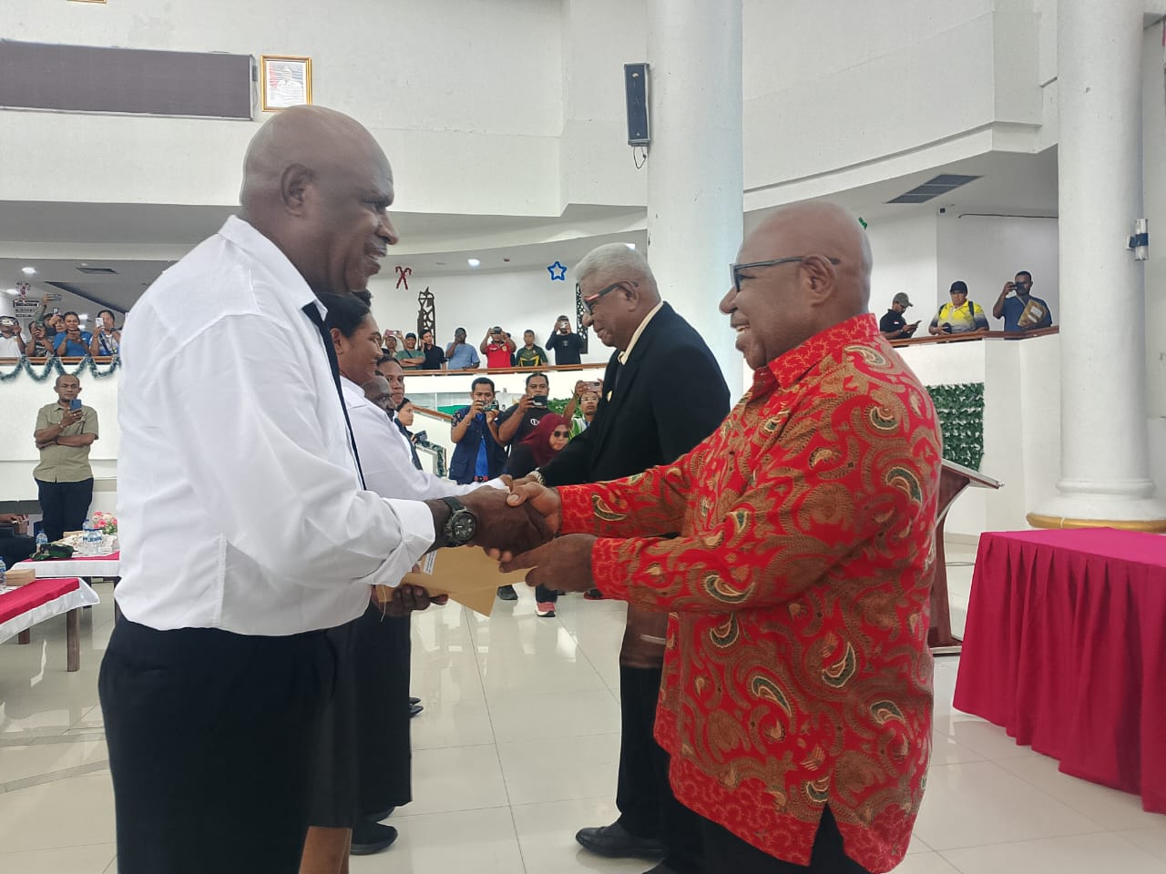 Serahkan SK PPPK, Bupati Mimika Tekankan Tanggung Jawab dan Integritas 