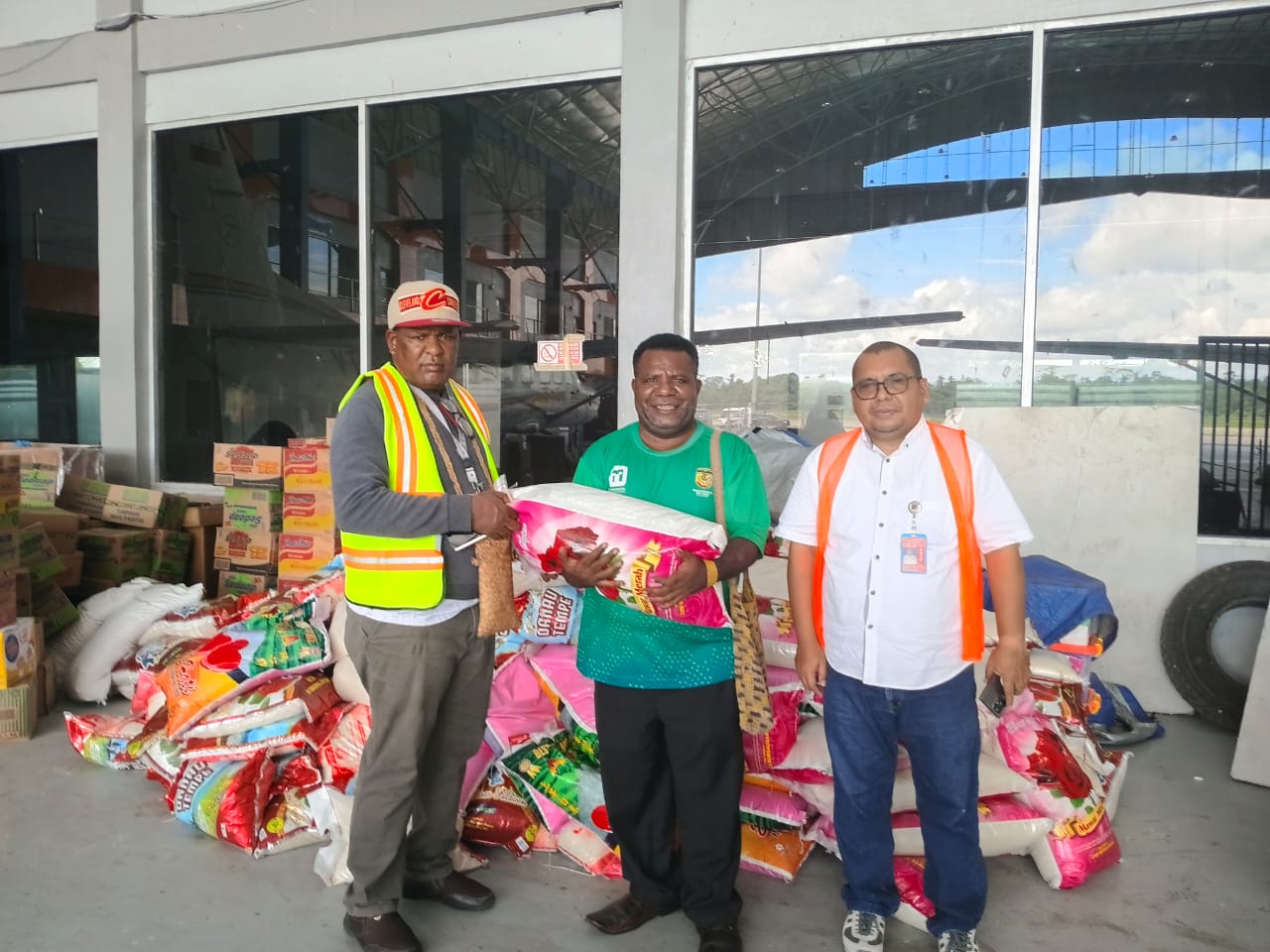 Pemerintah Kabupaten Mimika Salurkan Bantuan Natal untuk Pengungsi di Distrik Jila