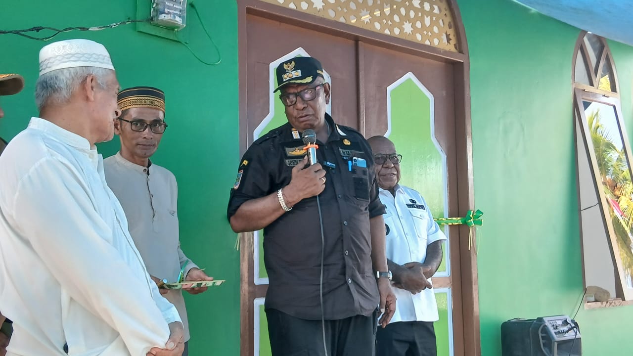 Bupati Mimika Kenang Masa Kecil Saat Resmikan Renovasi Masjid Tertua di Mimika Barat