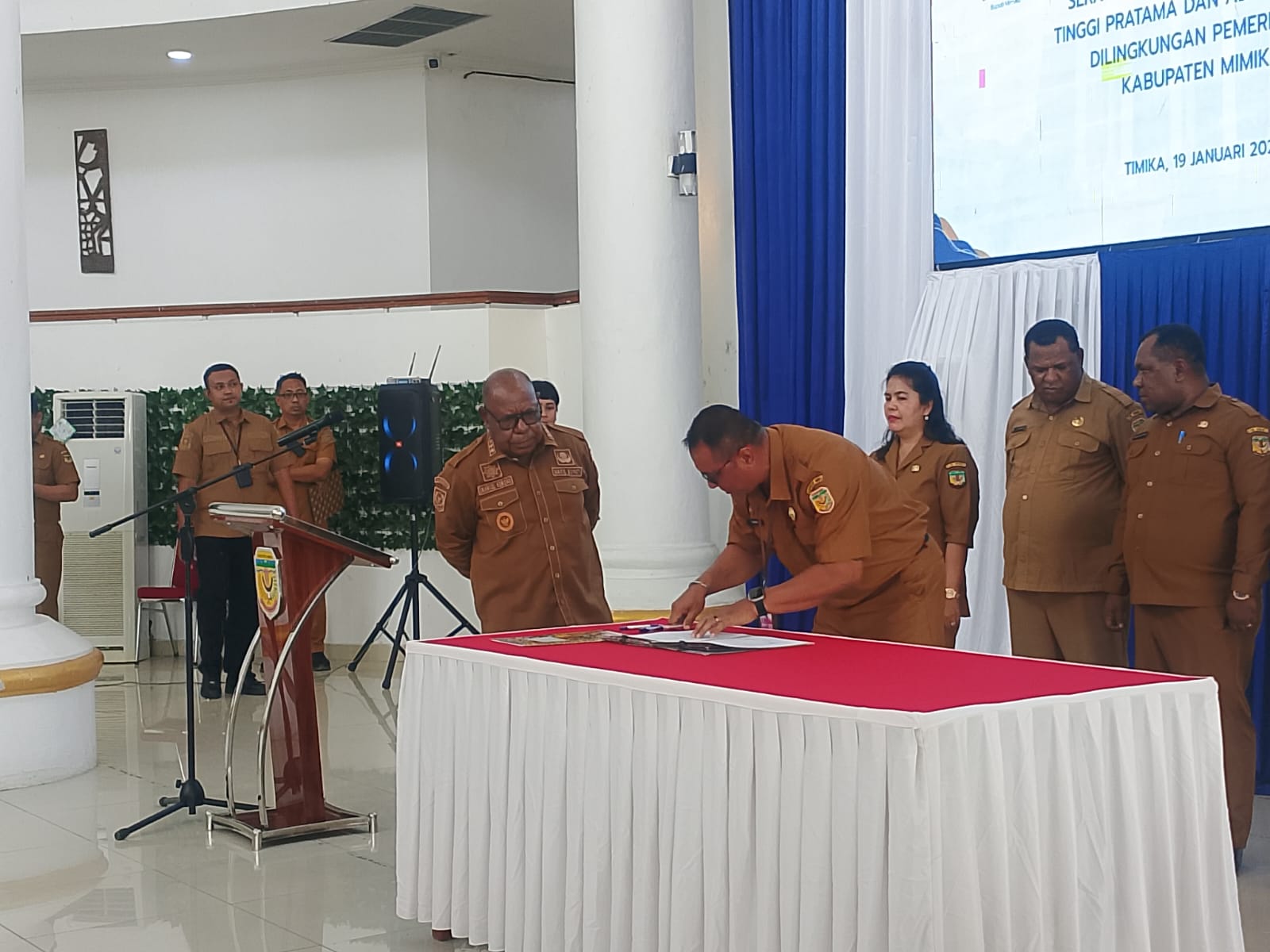Sertijab, Wabup Emanuel Kemong Tekankan Integritas dan Pelayanan Publik