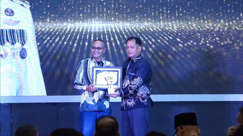 Bupati Johannes Rettob Dianugerahi Golden Leader JMSI di Peringatan HPN 2026