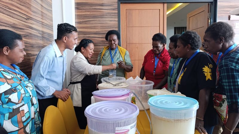 Bangkitkan Ekonomi Pesisir, YPMAK Gandeng PT Dorei Produksi VCO Berbasis Potensi Lokal