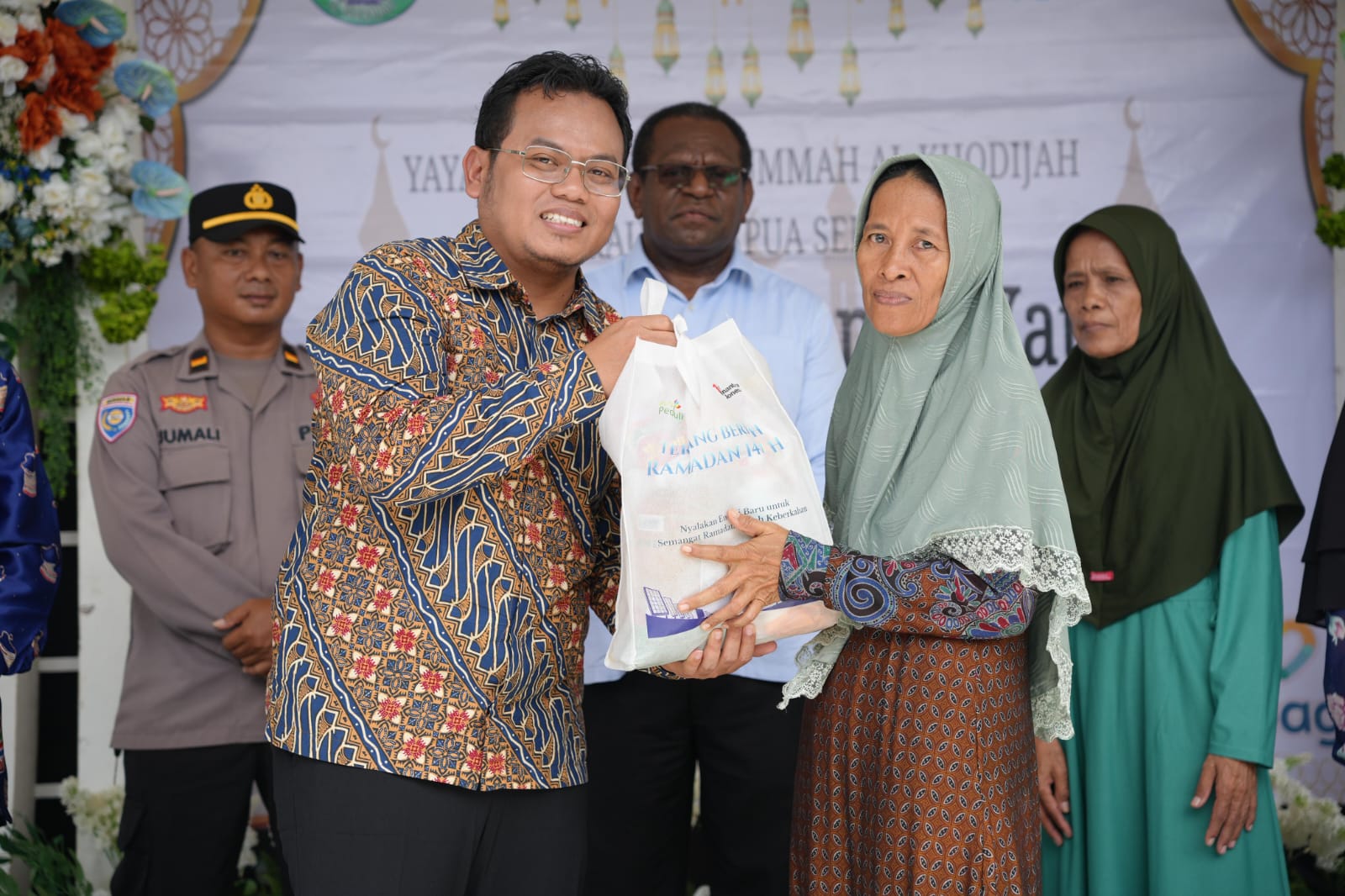 PLN Bantu Warga Merauke Penuhi Kebutuhan Pokok Melalui Pasar Murah Ramadan