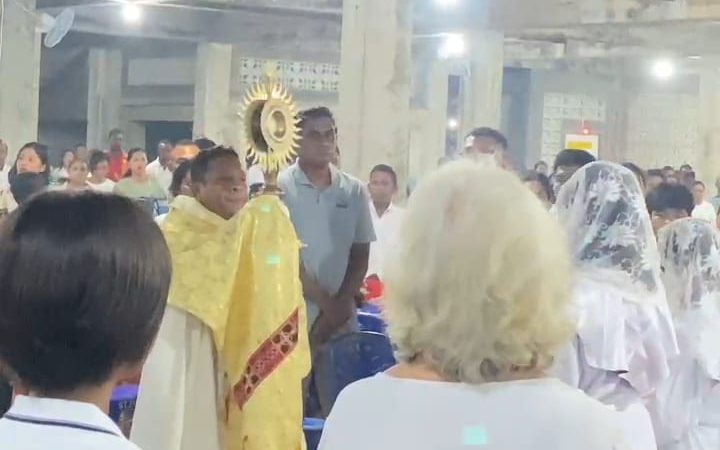 Misa Kamis Putih di Gereja Santo Petrus SP 1, Umat Diajak Hidupi Kasih dan Kerendahan Hati