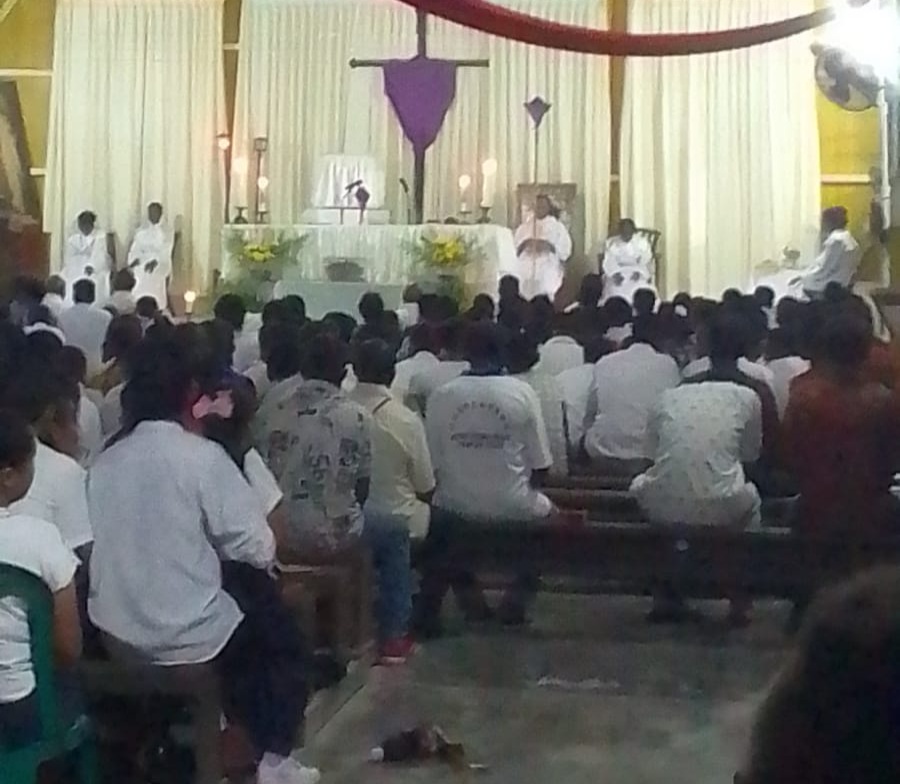 Umat Padati Perayaan Misa Kamis Putih di Gereja Maria Bintang Laut Kaokanao