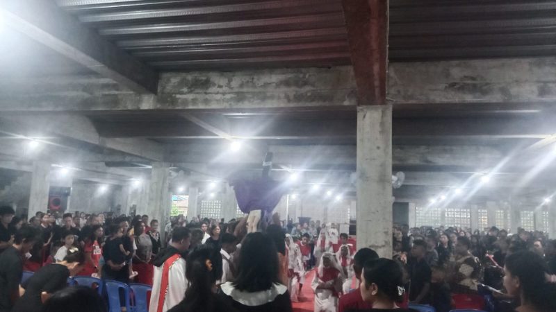 Suasana Hening Warnai Ibadat Jumat Agung di Gereja St. Petrus SP 1