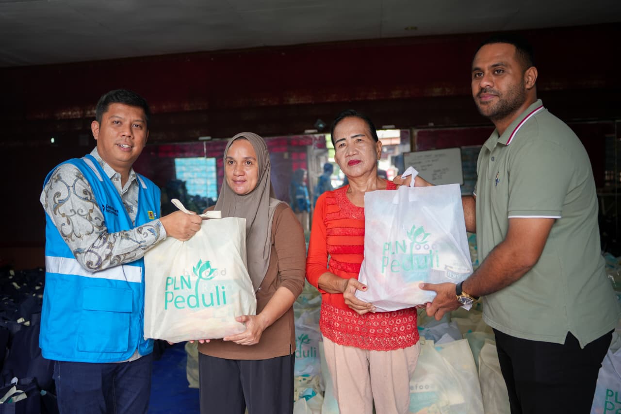 PLN Tebar Ribuan Sembako di Papua Barat, Warga Terbantu Saat Harga Melonjak