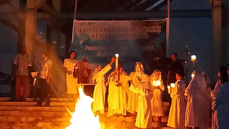 Malam Paskah di Gereja St. Petrus SP 1 Dipadati Ribuan Umat