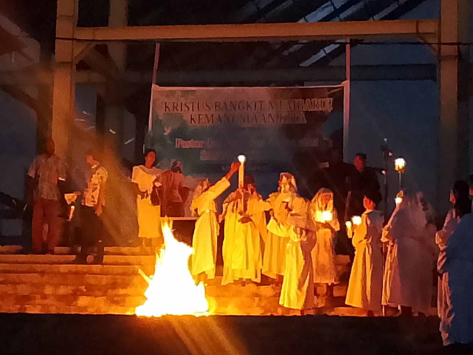 Malam Paskah di Gereja St. Petrus SP 1 Dipadati Ribuan Umat