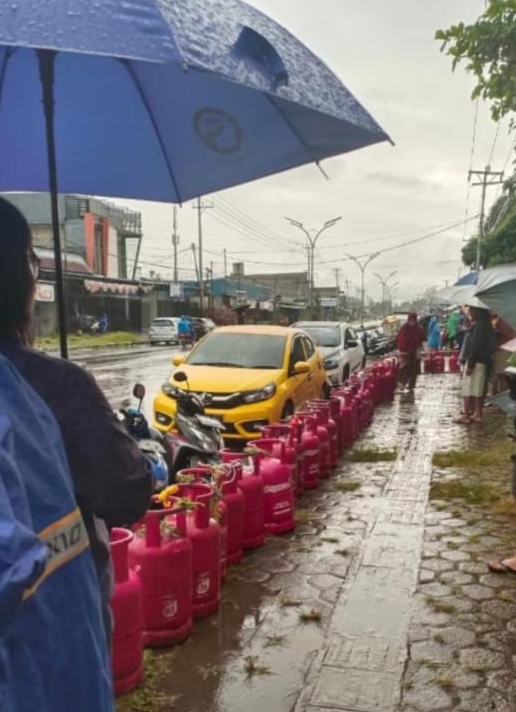 Krisis atau Distribusi? Antrean LPG di Timika Jadi Sorotan, Ini Penjelasan Pihak Terkait