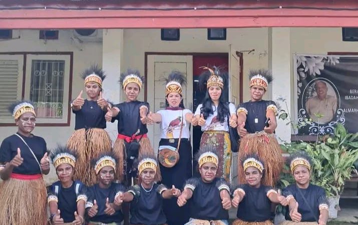 Gaji Kecil – Pengabdian Besar, Guru Honorer di Mimika ini Tak Pernah Menyerah