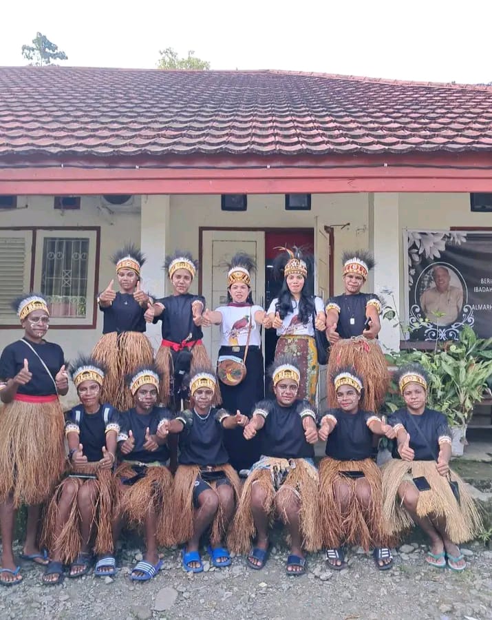 Gaji Kecil – Pengabdian Besar, Guru Honorer di Mimika ini Tak Pernah Menyerah