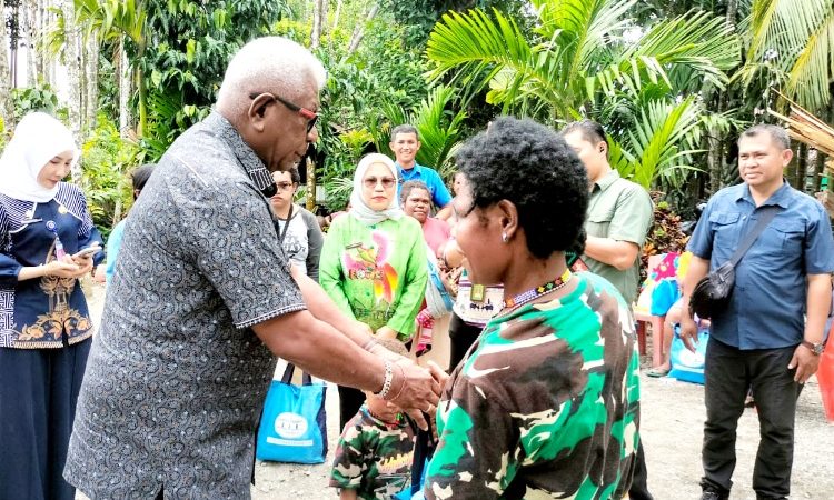 Bupati Mimika Salurkan bantuan Wapres RI untuk Ibu Hamil dan Balita