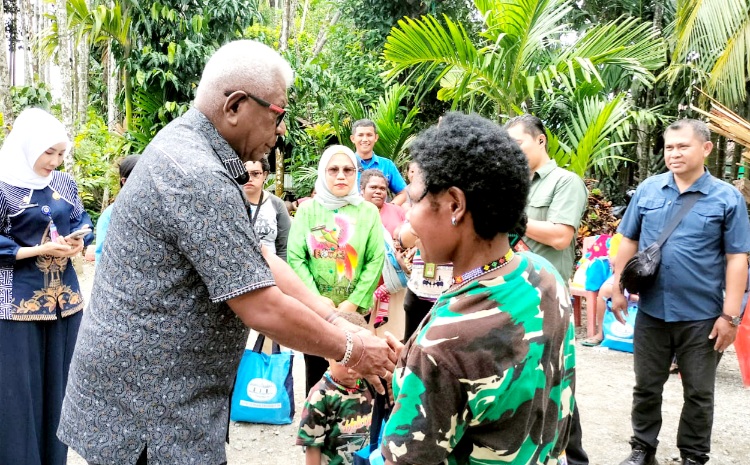 Bupati Mimika Salurkan bantuan Wapres RI untuk Ibu Hamil dan Balita