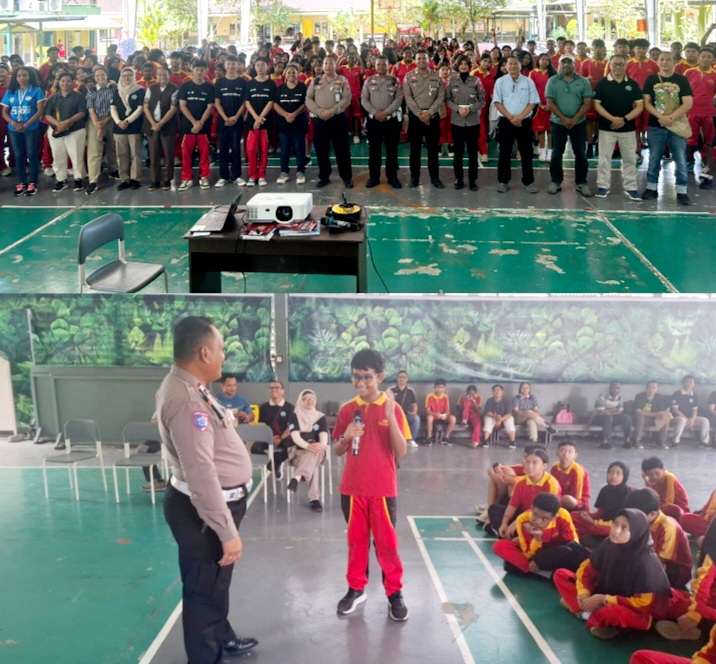 Satlantas Polres Mimika Sosialisasikan Keselamatan Berlalu Lintas kepada Pelajar