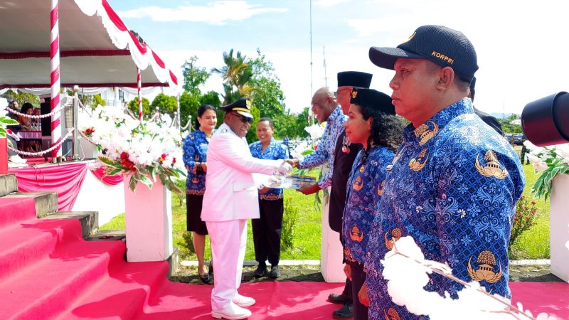 Momentum Hari Otonomi Daerah, ASN Purna Tugas di Mimika Diberi Penghargaan