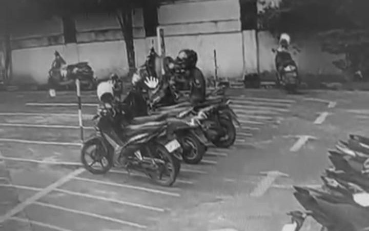 Viral! Pemuda Bermotor Terekam CCTV Saat Gasak Dua Helm di Parkiran Hotel Timika