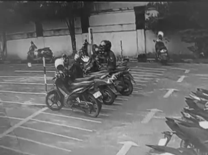 Viral! Pemuda Bermotor Terekam CCTV Saat Gasak Dua Helm di Parkiran Hotel Timika