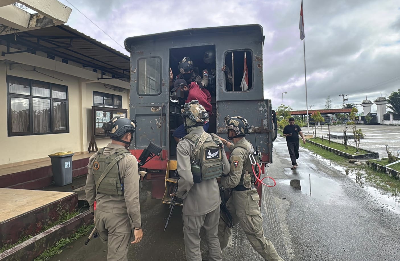 Satgas Ops Damai Cartenz Tangkap Wadan Yon HSSBI KKB Kodap XVI di Yahukimo, Sejumlah Amunisi dan Senjata Tajam Diamankan