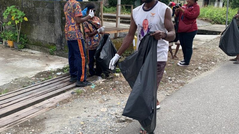 DLH Mimika Gaungkan Sampah Bernilai Ekonomi Lewat Gerakan Bersih Kampung di Mimika Timur