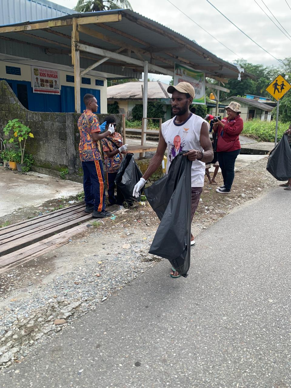 DLH Mimika Gaungkan Sampah Bernilai Ekonomi Lewat Gerakan Bersih Kampung di Mimika Timur