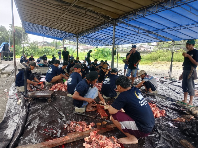 Masjid Al-Ikhlas SP 1 Bagikan Daging Kurban untuk Warga, 1 Ekor Sapi Hibah dari Presiden