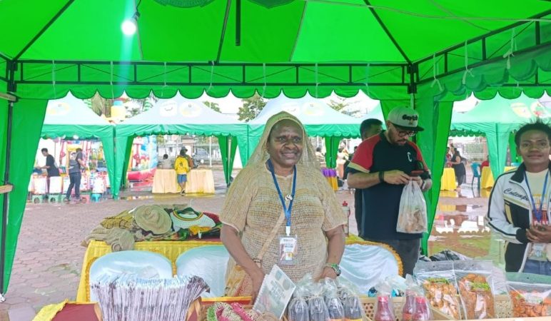 UMKM SADAKA Kenalkan Beragam Inovasi Olahan Buah Merah di TIFA 2026   