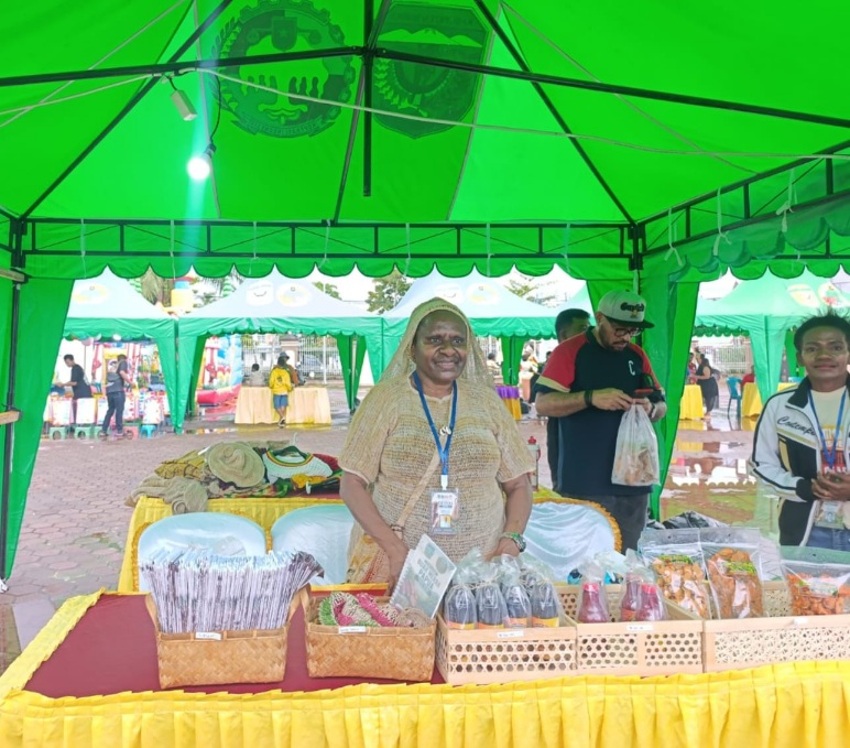 UMKM SADAKA Kenalkan Beragam Inovasi Olahan Buah Merah di TIFA 2026