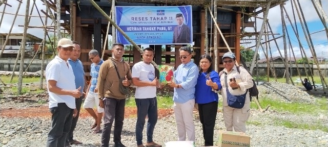 Reses Tahap II, Herman Tangke Salurkan Bantuan untuk Percepat Pembangunan Tongkonan di Mimika