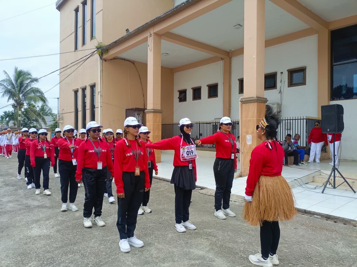 Jurnalis Perempuan Mimika Tunjukkan Semangat Nasionalisme di Lomba Gerak Jalan Kreasi