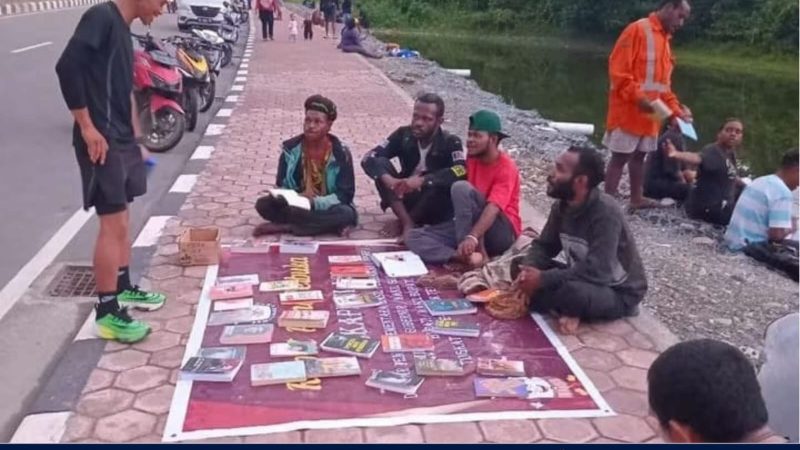 Beralas Baliho Bekas, Tobi Bagubau Membawa Ribuan Buku ke Sudut Mimika
