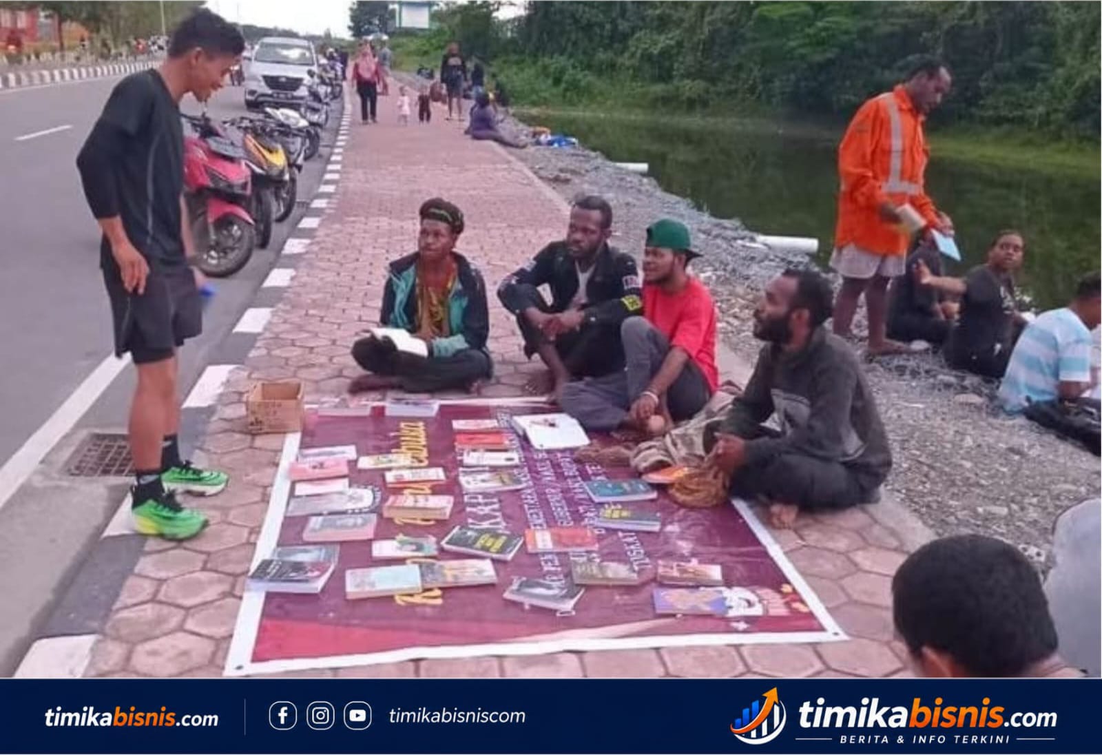 Beralas Baliho Bekas, Tobi Bagubau Membawa Ribuan Buku ke Sudut Mimika